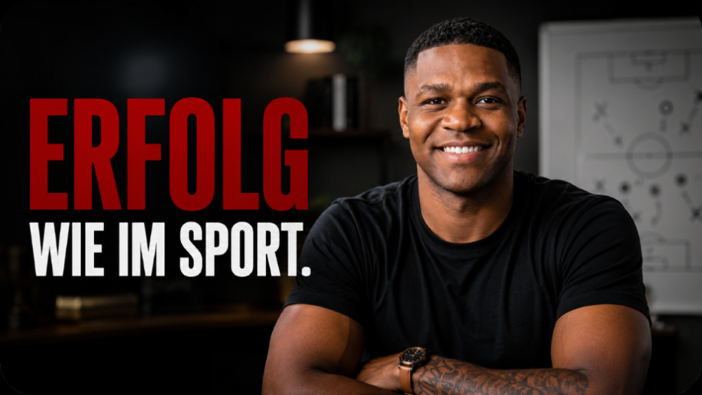 Mann lächelt und spricht über Erfolg wie im Sport.