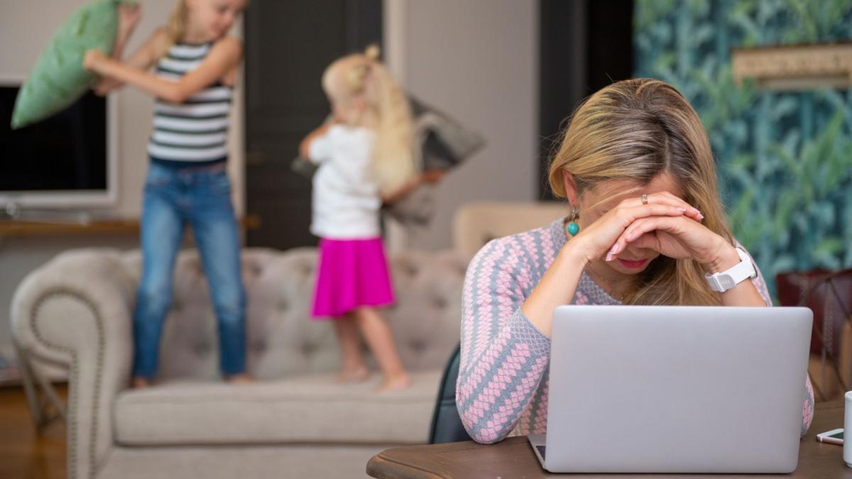 Stress entsteht nicht nur im Job: Ein Grossteil unserer Belastung stammt aus dem Privatleben – durch Familie, Beziehungen, Care-Arbeit und soziale Verpflichtungen.