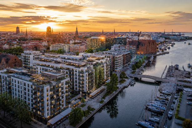 Luftaufnahme von Danzig mit Hafen und moderner Architektur, ideal für Danzig Kapitalanlage.