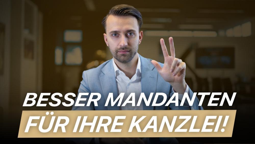 Mann zeigt die Hand mit zwei Fingern und spricht über bessere Mandanten für die Kanzlei.