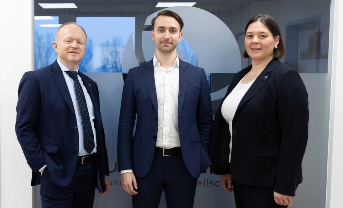 Drei Mitarbeiter in Anzug vor einem Steuerberatungsbüro, verdeutlichen die versteckten Kosten von Teilzeitkräften.