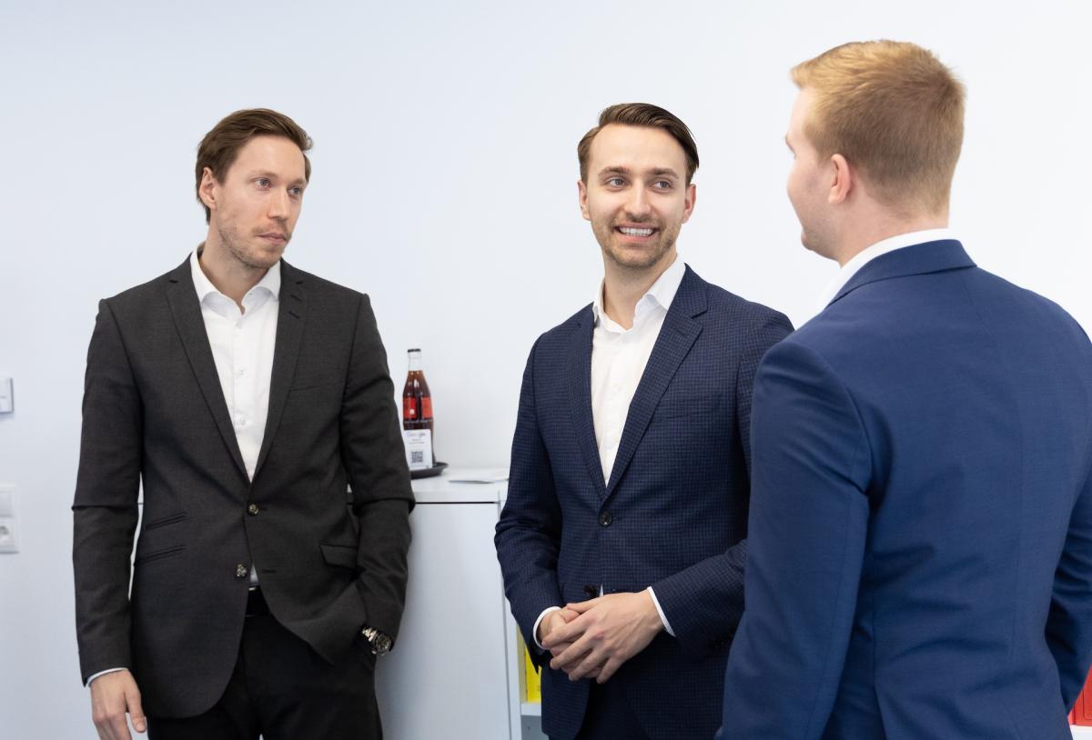 Marius Kurz zu Besuch bei Oliver Tartemann (links) und Adrian Wiegand (rechts) von WiTa Tax.