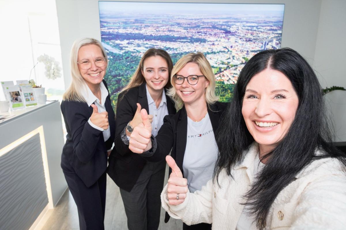 Beispiel: Authentisches Teamfoto der KSE Steuerberatungsgesellschaft – nicht gestellt, sondern echt und persönlich. Ideal für Social Media.