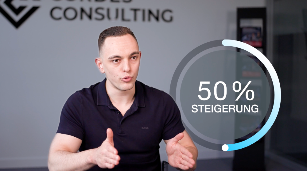 Mann erklärt, wie Unternehmen künstliche Intelligenz nutzen können, mit Hinweis auf 50% Steigerung.