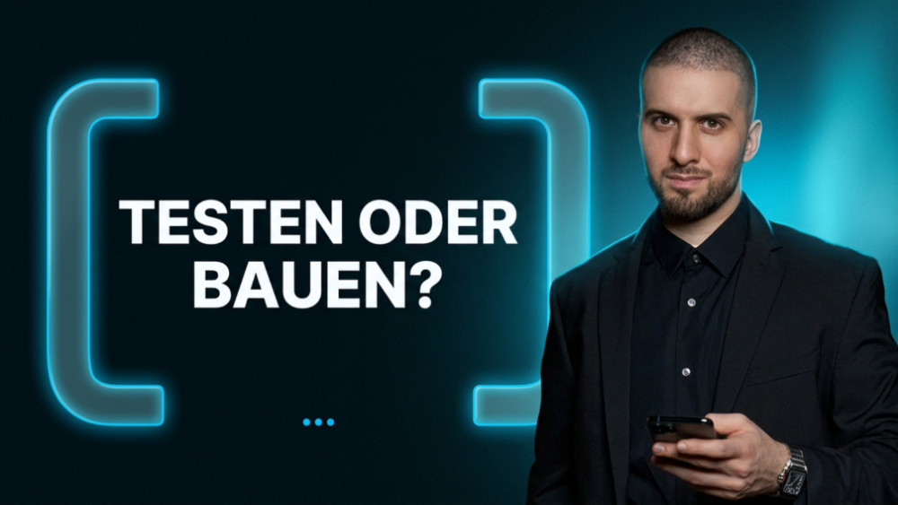 Mann mit Smartphone fragt: Testen oder Bauen? Einfluss von KI auf Prozesse.