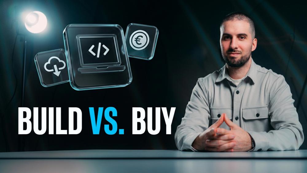 Der Mann diskutiert das Thema Build vs Buy mit Computer-Symbolen.