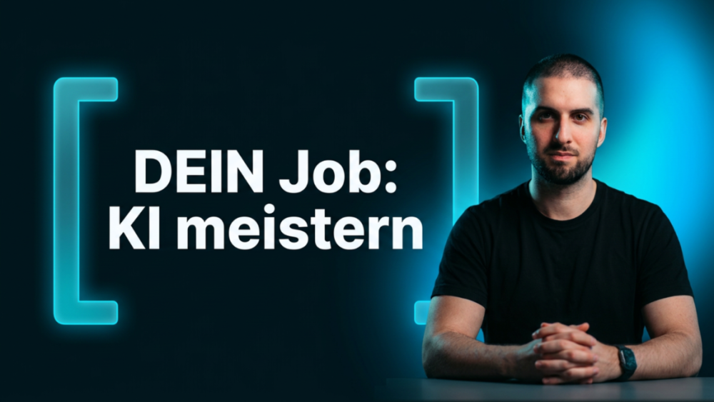 Mann mit Schwarzshirt an Tisch, der über KI als Teamkollege spricht.