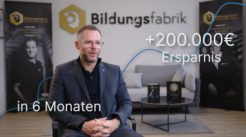 Die Bildungsfabrik zeigt, was passiert, wenn KI nicht als Experiment, sondern als echter Prozesshebel eingesetzt wird. Gemeinsam mit APEX wurden Support, Kommunikation und Social Media automatisiert, wodurch in nur sechs Monaten über 200.000 € eingespart werden konnten. Gleichzeitig wurde das Team entlastet, Antwortzeiten reduziert und ein skalierbarer 24/7-Betrieb aufgebaut. Genau so wird KI vom Hype zum messbaren Business-Ergebnis.