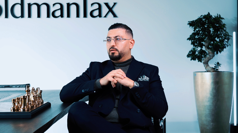 Soufian El Morabiti, geschäftsführender Gesellschafter von GoldmanTax, setzt bei der Skalierung seines Unternehmens auf die Unterstützung von APEX. Durch die Automatisierung interner Prozesse konnte GoldmanTax erste Workflows innerhalb weniger Wochen produktiv einsetzen, wertvolle Zeit sparen und die Grundlage für nachhaltiges Wachstum schaffen. „Wenn du mit absoluten Experten arbeiten möchtest, kann ich APEX wärmstens empfehlen.“ – Soufian El Morabiti, GoldmanTax.