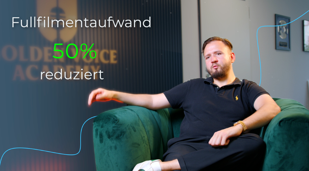 Ein Mann sitzt entspannt auf einem grünen Sofa und spricht über die Reduzierung des Fulfillment-Aufwandes um 50%.