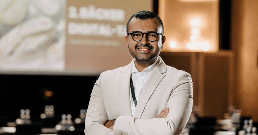 Eyüp Aramaz ist Geschäftsführer des Unternehmens Aramaz Digital GmbH mit Hauptsitz in Bielefeld. Der Marketingexperte verhilft Unternehmen in der Bäckereibranche zu mehr Sichtbarkeit im Internet. Zu seinen Kunden zählen familiengeführte und mittelständische Bäckereien und Konditoreien. Für sie gewinnt er mit seinen speziellen digitalen Recruiting-Methoden neue Fachkräfte und qualifizierte Mitarbeiter. Seine Strategie besteht aus aufeinander aufbauenden Schritten, die sich eng an der individuellen Struktur der Unternehmen orientieren.