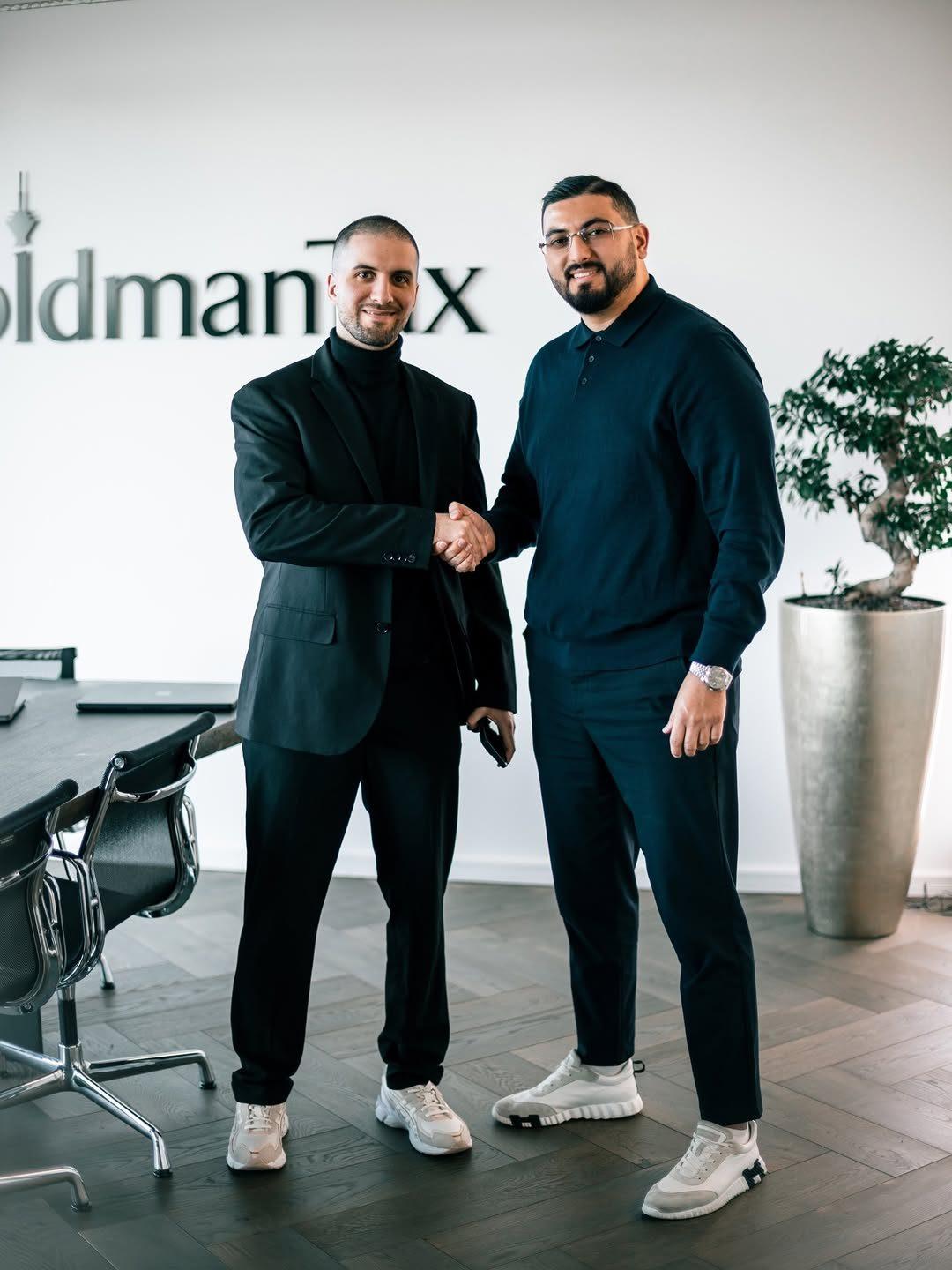 Soufian El Morabiti von Goldmantax hat mit APEX einen starken Digitalisierungspartner gefunden, um komplexe steuerrechtliche Prozesse effizient und skalierbar abzubilden. Durch automatisierte KI-Workflows und klare Systemstrukturen konnte er den manuellen Aufwand reduzieren, Fehler minimieren und seine Kanzlei deutlich zukunftssicherer aufstellen.