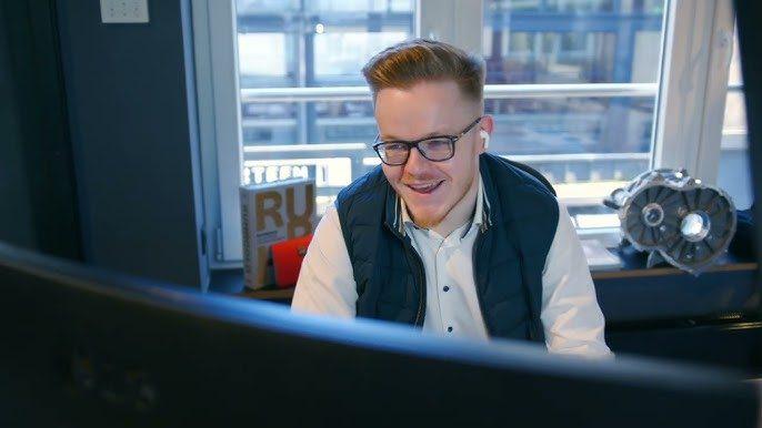 Niklas Klein von Hanisch & Klein stand vor einem typischen Problem: funktionierende, aber fragmentierte Prozesse aus Tools wie Airtable, Zapier und manuellen Schritten, die zu Fehlern, Stress und fehlender Skalierbarkeit führten. In nur 3 Monaten mit APEX konnte er seine Abläufe zentralisieren und automatisieren, wodurch er 16 Stunden Arbeitszeit pro Kunde einspart, 45 zusätzliche Kunden betreuen kann und KI-gestützte Lead-Generierung für sich und seine Kunden nutzt – bei deutlich höherem Output mit dem gleichen Team.