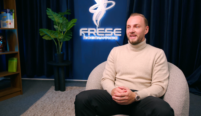 200.000+ € gespart durch KI: Die Frese Recruiting Case Study | Tobias Frese, Geschäftsführer der Frese Recruiting GmbH, stand vor einer massiven Herausforderung: Tausende aktive WhatsApp-Chats, komplexe Recruiting-Prozesse und ein wachsendes Business, das operativ an seine Grenzen kam. Das Problem: Wachstum hätte nur durch mehr Mitarbeiter funktioniert – mit steigenden Kosten, mehr Komplexität und noch mehr Druck im Alltag. Das Ziel: Prozesse skalierbar machen, Kommunikation beschleunigen und das Team nachhaltig entlasten. Innerhalb weniger Monate implementierte APEX Consulting ein intelligentes KI-System für Kommunikation, Support und interne Abläufe – mit drastischen Verbesserungen. YouTube Testimonial:&nbsp;https://www.youtube.com/watch?v=dBxQLcpAJDI