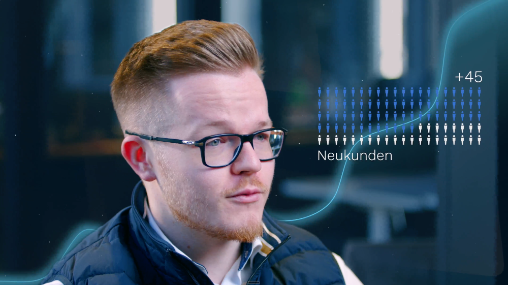 Mann erklärt die Bedeutung des AI-First Mindsets zur Neukundengewinnung.