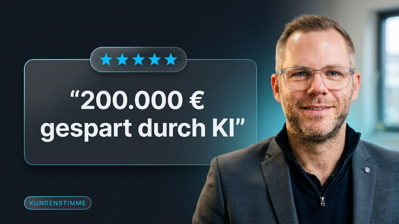 Mann mit Brille und lächelndem Gesicht zeigt eine Kundenstimme: '200.000 € gespart durch KI'.