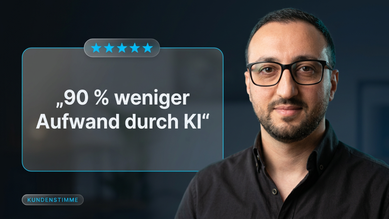Mann zeigt ein Zitat: 90 % weniger Aufwand durch KI.