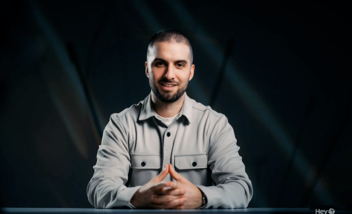 Ich habe bereits vor mehreren Monaten meinen eigenen KI-Klon mit Heygen erstellt – mit meiner Stimme und realistischer Mimik und Gestik. Über das User-Interface in Heygen dauert es allerdings viel länger und kostet viele Klicks. Der n8n Workflow kann über jedes Tool angesteuert werden, egal ob&nbsp;du eine Sprachnachricht an WhatsApp oder Telegram schickst, oder doch einfach gerne ein Formular über deine Mitarbeiter ausfüllen lassen möchtest.