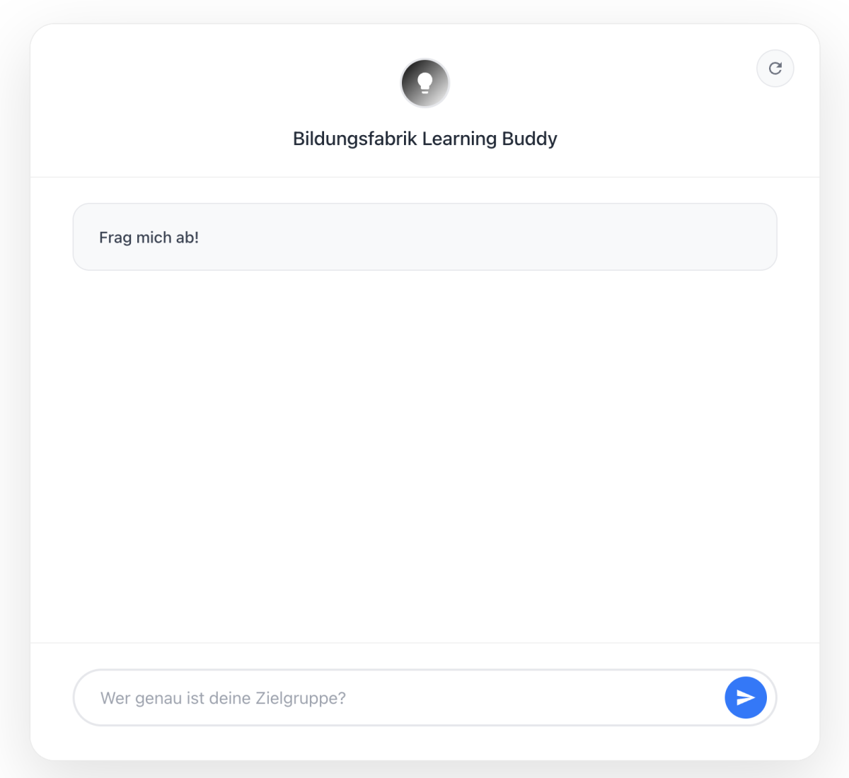 Der Bildungsfabrik Learning Buddy ist ein KI-Chatagent mit direktem Zugriff auf unternehmensspezifische Lerninhalte und Daten. Mitarbeitende können jederzeit Fragen stellen, Wissen abrufen und sich individuell abfragen lassen. So wird internes Know-how interaktiv, strukturiert und rund um die Uhr verfügbar.
