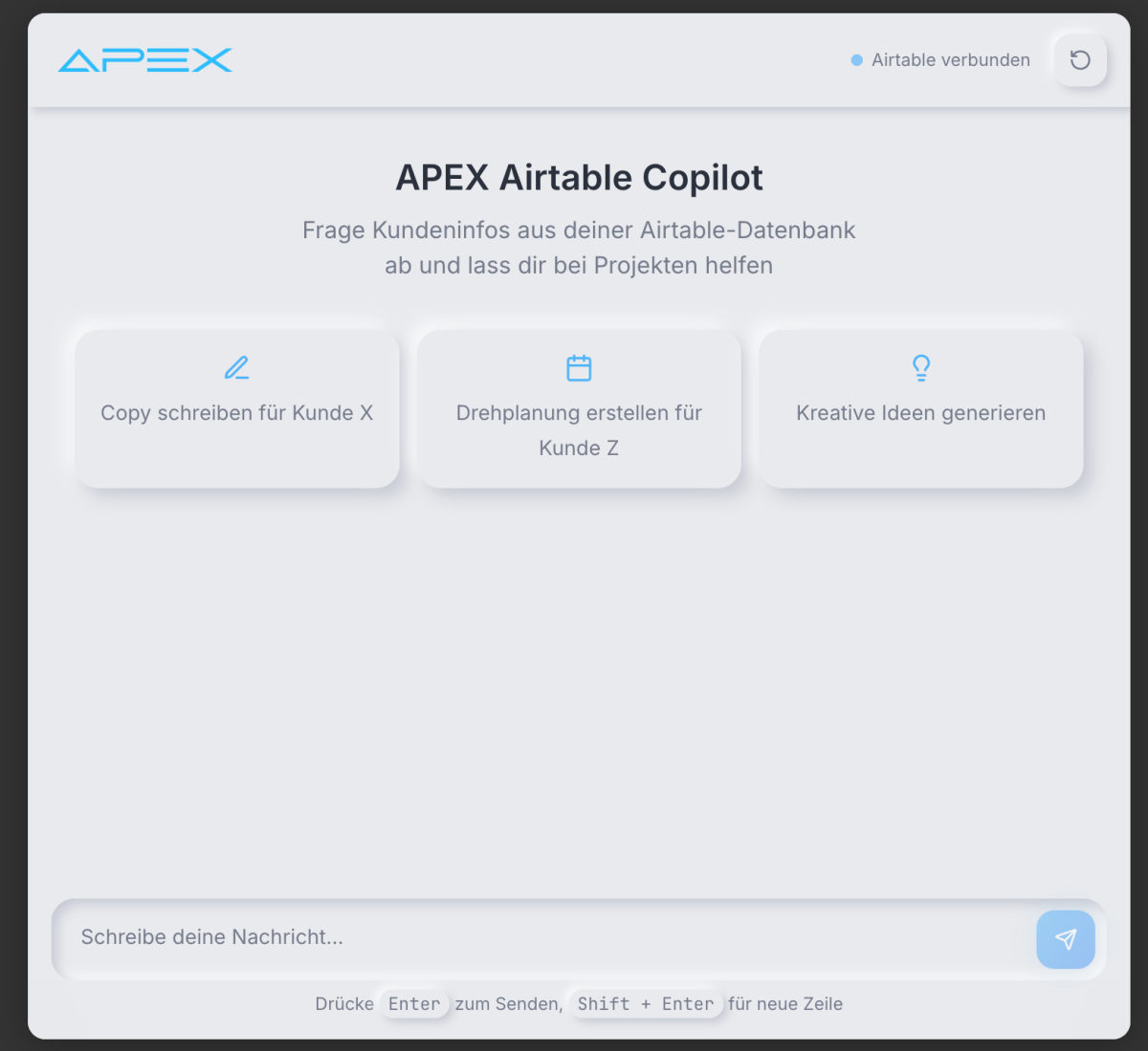 Der APEX Airtable Copilot macht die in eurem CRM oder Airtable gespeicherten Kundendaten endlich wirklich nutzbar. Statt Informationen manuell aus Airtable zusammenzusuchen, kann euer Team einfach per Chat nach Kundenkontext fragen – und erhält sofort relevante Informationen aus der Datenbank. Auf Basis dieser Daten generiert das System automatisch Copy, Briefings, Drehpläne oder kreative Ideen. So entstehen Inhalte nicht mehr ohne Kontext, sondern direkt auf Grundlage des vorhandenen Kundenwissens – schneller, konsistenter und deutlich effizienter.