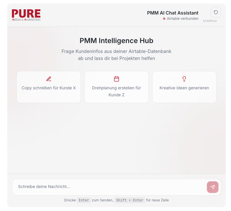 Der PMM Intelligence Hub von Pure Media & Marketing: ein KI-Interface, das direkt mit der Airtable-Datenbank verbunden ist und Mitarbeitern sofortigen Zugriff auf alle Kundeninformationen bietet. Statt im CRM zu suchen, stellt das Team einfach eine Frage, zum Beispiel: Copy für Kunden X schreiben oder eine Drehplanung für Kunden Z erstellen. Der Agent kennt die Projekte, Meetings, Leistungen und Rechnungen aller Kunden und antwortet auf Basis der tatsächlichen Unternehmensdaten. Kein Halluzinieren, kein Raten, nur das, was tatsächlich im System hinterlegt ist.