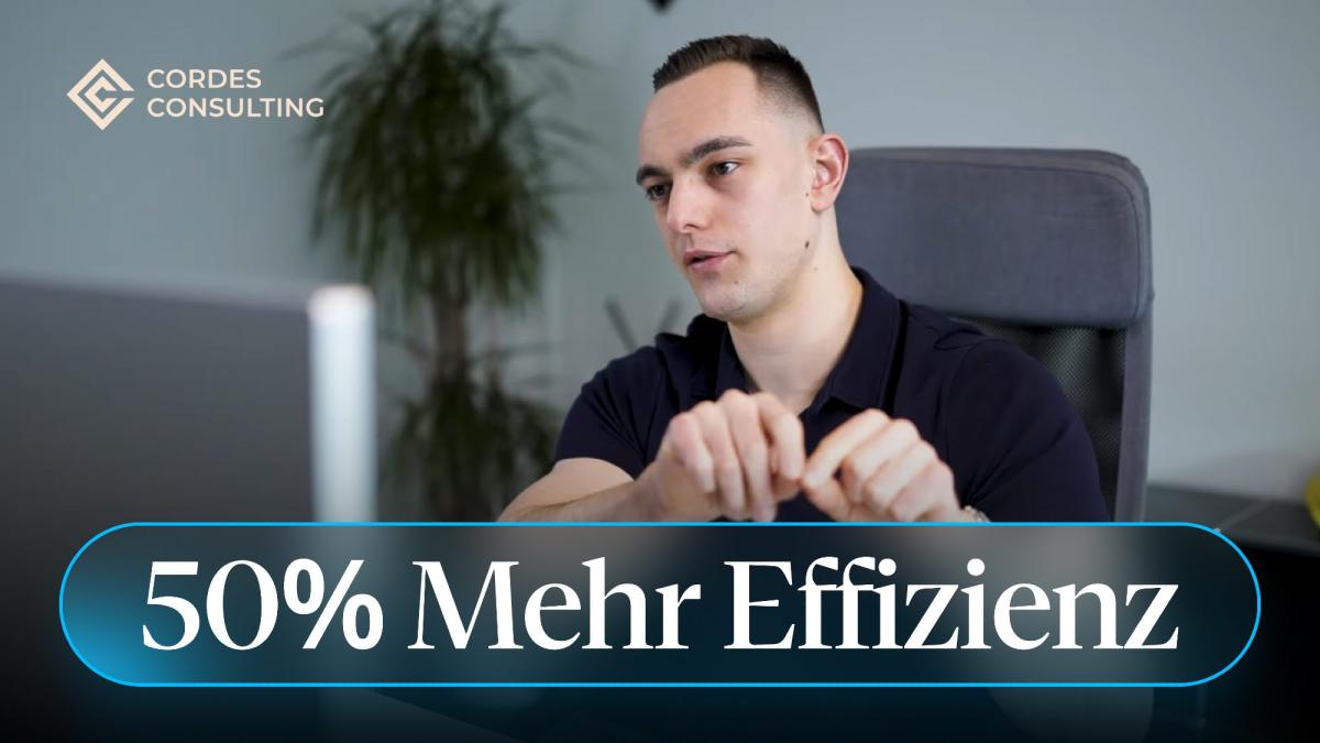 Mann am Computer, der über mehr Effizienz durch KI diskutiert.