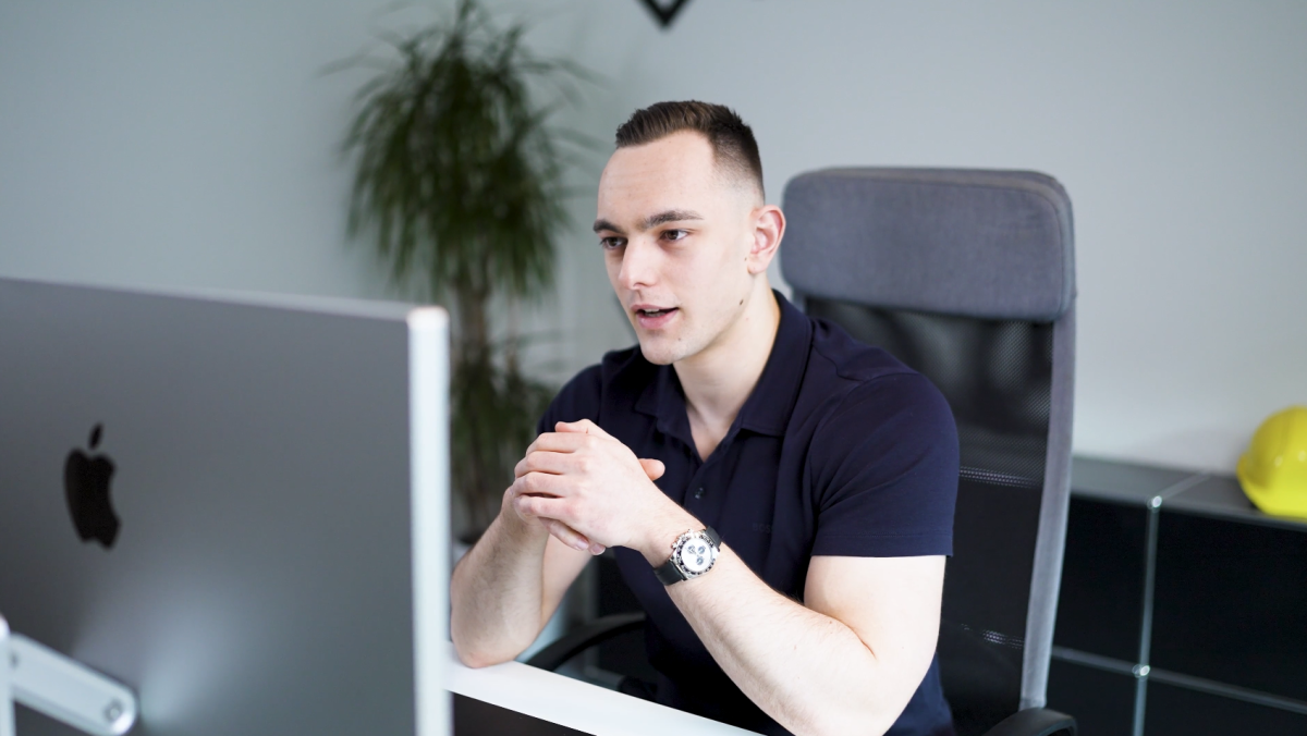 APEX automatisierte in 3 Monaten 6 Fulfillment-Prozesse bei Cordes Consulting – von Landingpage-Copy bis zur Drehplanung. Ergebnis: 50 % Effizienzsteigerung, höhere Dienstleistungsqualität und deutlich weniger manuelle Arbeit – alles auf der bestehenden Infrastruktur, ohne Datenbankmigration.