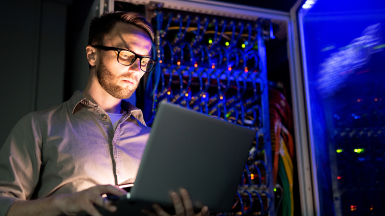 ChatGPT o. ä. nicht einzusetzen, ist keine Option. ChatGPT ohne Datenschutz und IT-Sicherheit zu denken, auch nicht. Zu professionellen Geschäftsprozessen gehören sowohl Effizienz durch KI als auch Rechtskonformität und Sicherheit.