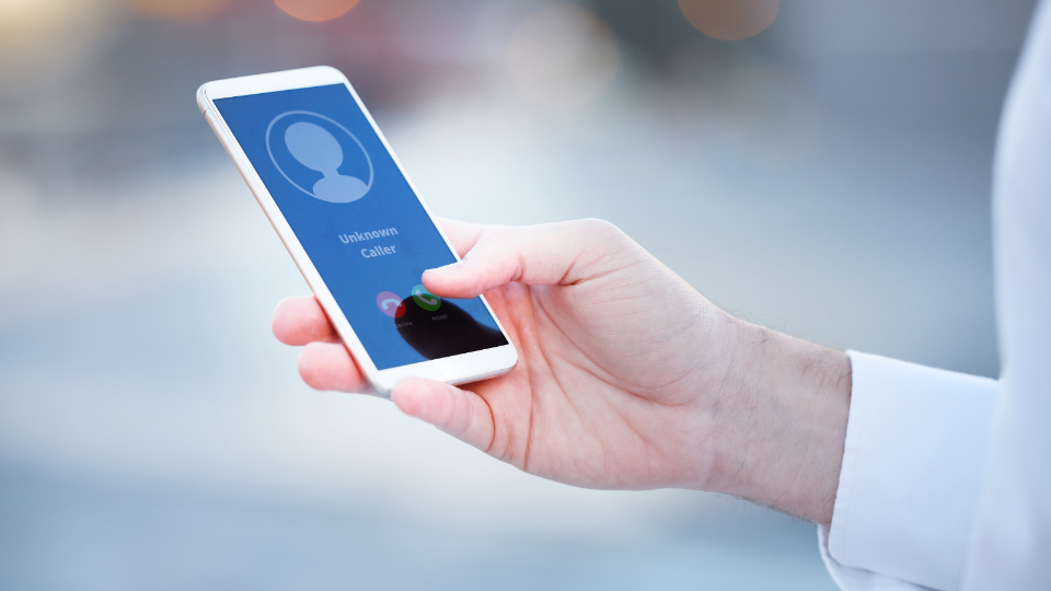 Langfristig heben KI-Telefonassistenten nur dann das Effizienz-Potenzial, wenn sie rechtssicher und datenschutzkonform implementiert sind.