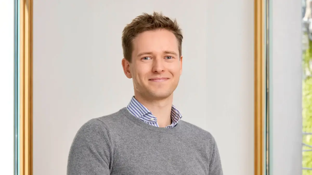 Tim Hermes hat mit seinem Team (Tabula) eine KI-Lösung für Steuerkanzleien entwickelt, die sich an DATEV anbinden lässt und bereits heute einen sehr hohen Automatisierungsgrad ermöglicht.