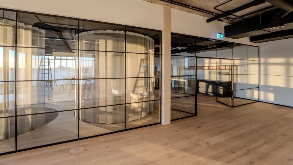 Moderne Bürotrennwände aus Glas zur optimalen Raumgestaltung.