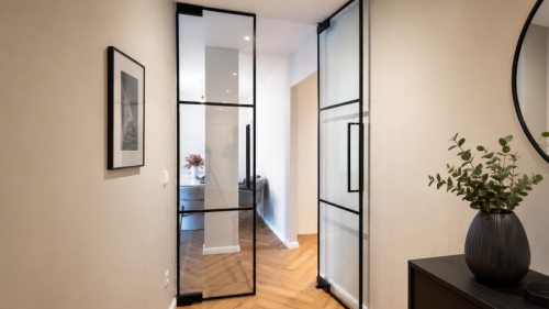 Glastrennwand mit schlanken Profilen in einer Augsburger Wohnung.