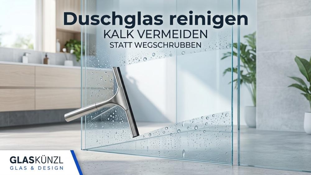 Duschglas reinigen mit Abzieher, um Kalk zu vermeiden.