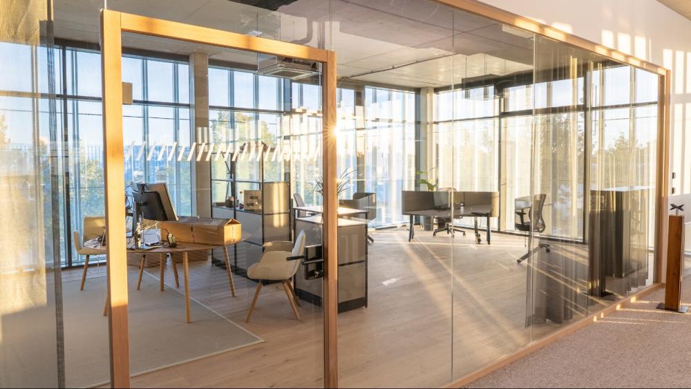 Moderne Bürotrennwand aus Glas in Nürnberg mit stilvollem Innenraum.