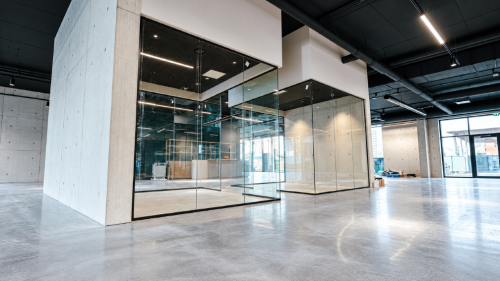 Gläserne Einbauten trennen Verkäuferbüros akustisch ab und bewahren den Open-Space-Look.