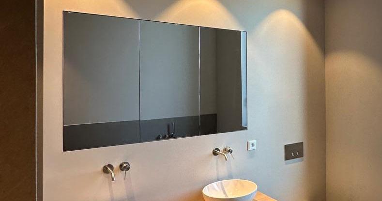 Modernes Badezimmer mit Spiegel nach Maß über dem Waschbecken.