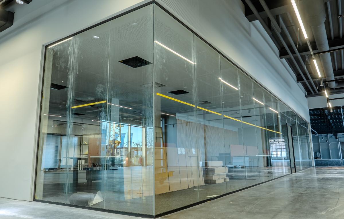 Moderne Glastrennwand in einem Büro mit Schallschutz-Elementen.