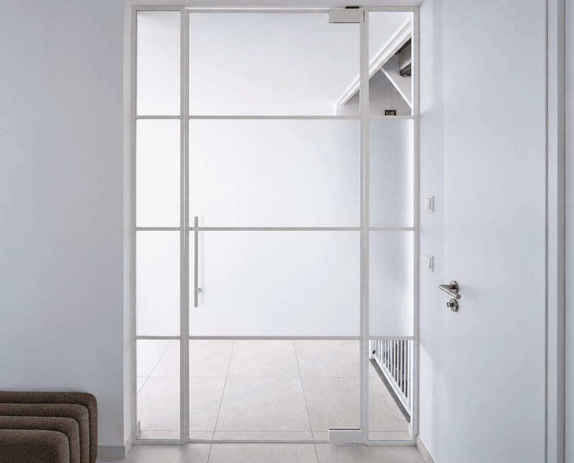 Moderne Glastür als Sichtschutz mit satinierter Milchglasoberfläche.