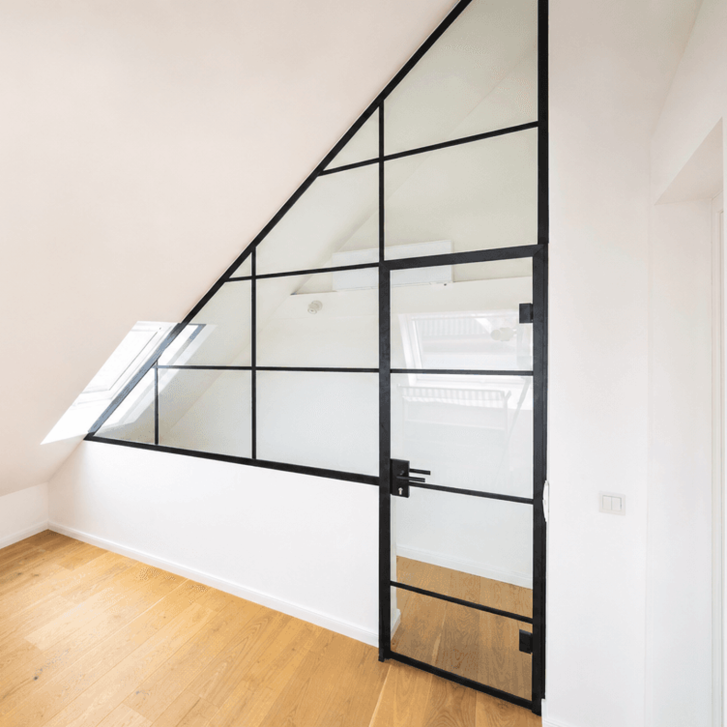 Ruhe im Dachgeschoss: Loft-Trennwand nach Maß mit 20 Feldern – ohne Lichtverlust