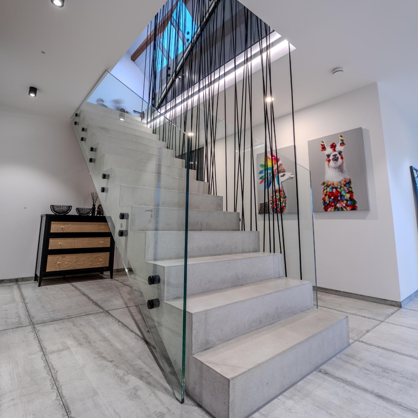 Unsichtbare Absturzsicherung mit Punkthaltern: Treppe sicher, Raum offen