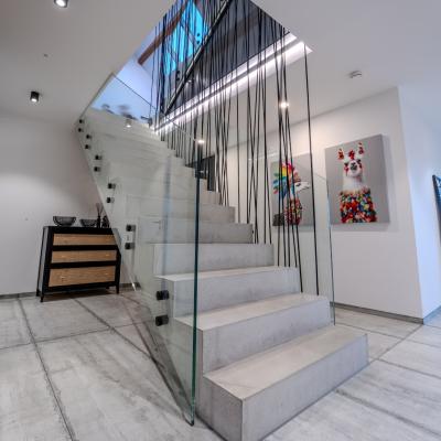 Unsichtbare Absturzsicherung mit Punkthaltern: Treppe sicher, Raum offen