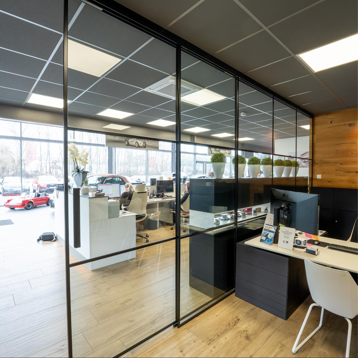 Kundenweg sortiert, Licht erhalten: Loft-Glastrennwand im Autohaus Rudzki