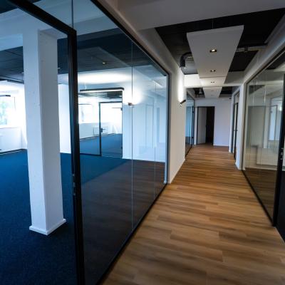 Ingolstadt-Büro: Schallschutz & Tageslicht mit sprossenlosen Glaswänden