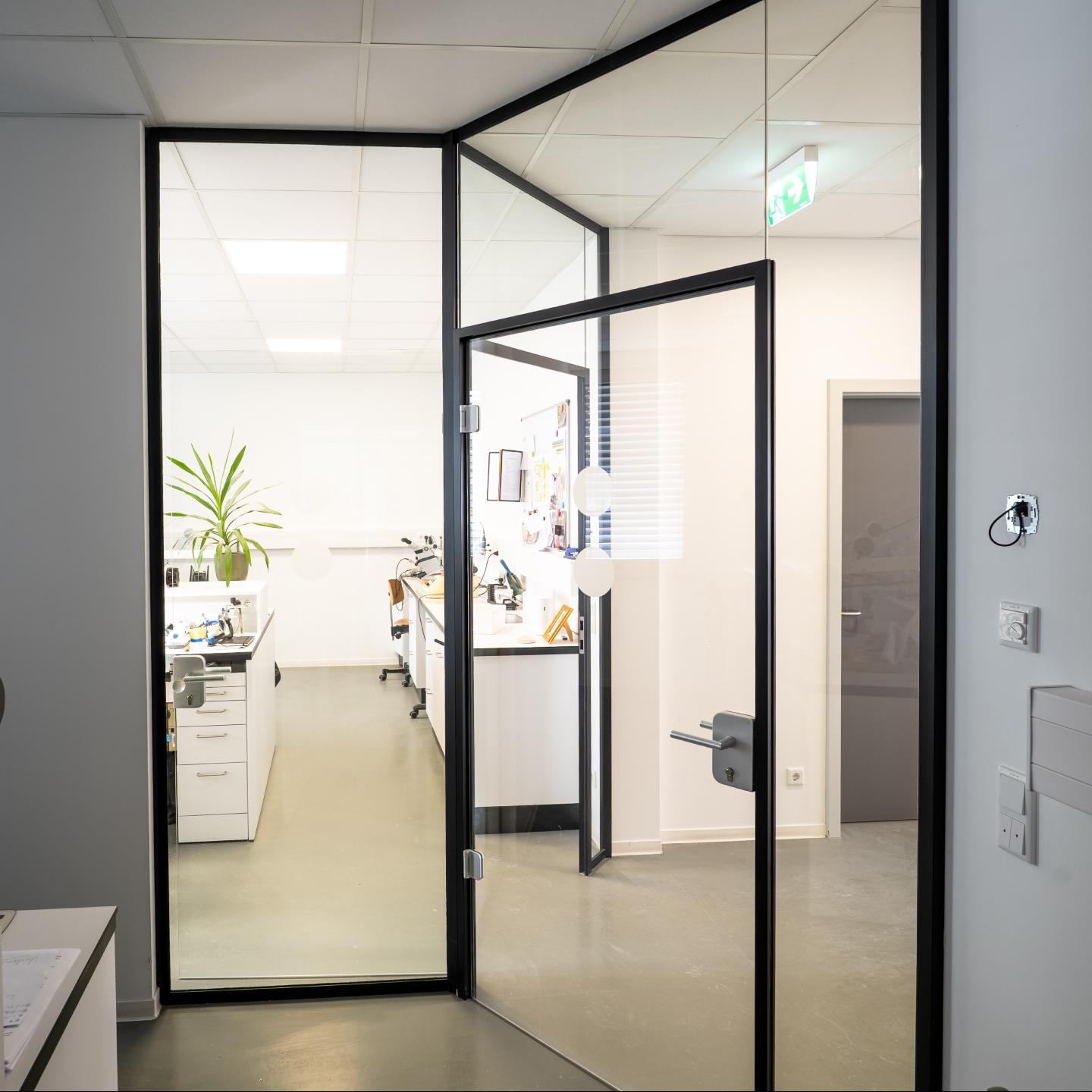 Dental-Labor neu zoniert: Y-Glastrennwand trennt Lärm – Tageslicht bleibt erhalten