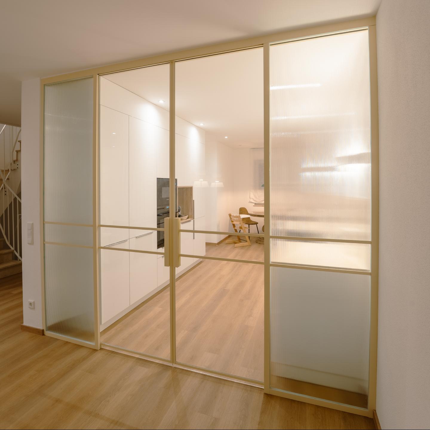 Offene Küche abtrennen: Loft-Glastrennwand hält Gerüche – Licht bleibt