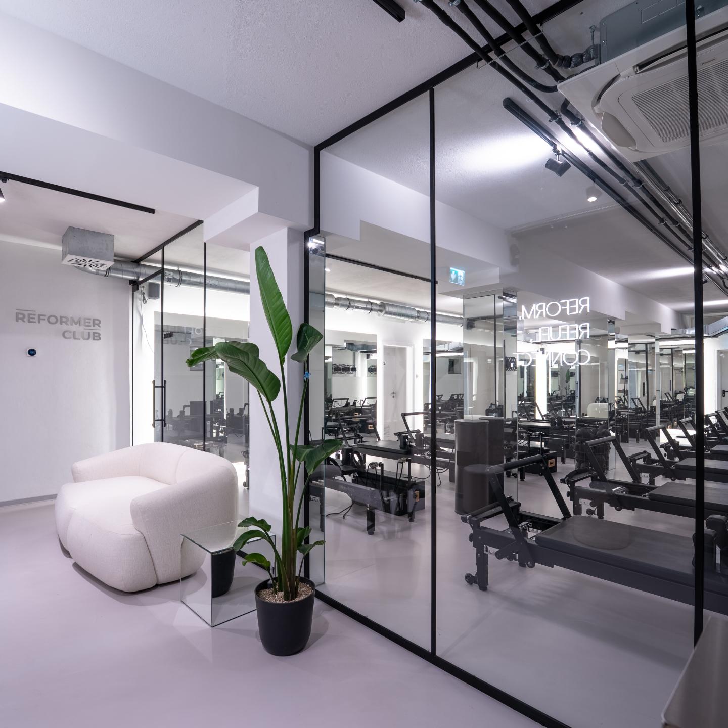 Offene Studiofläche in drei Zonen verwandelt – Loft-Glaswand schafft Ruhe ohne Lichtverlust