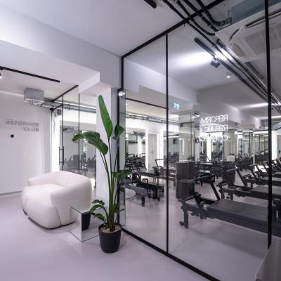 Offene Studiofläche in drei Zonen verwandelt – Loft-Glaswand schafft Ruhe ohne Lichtverlust