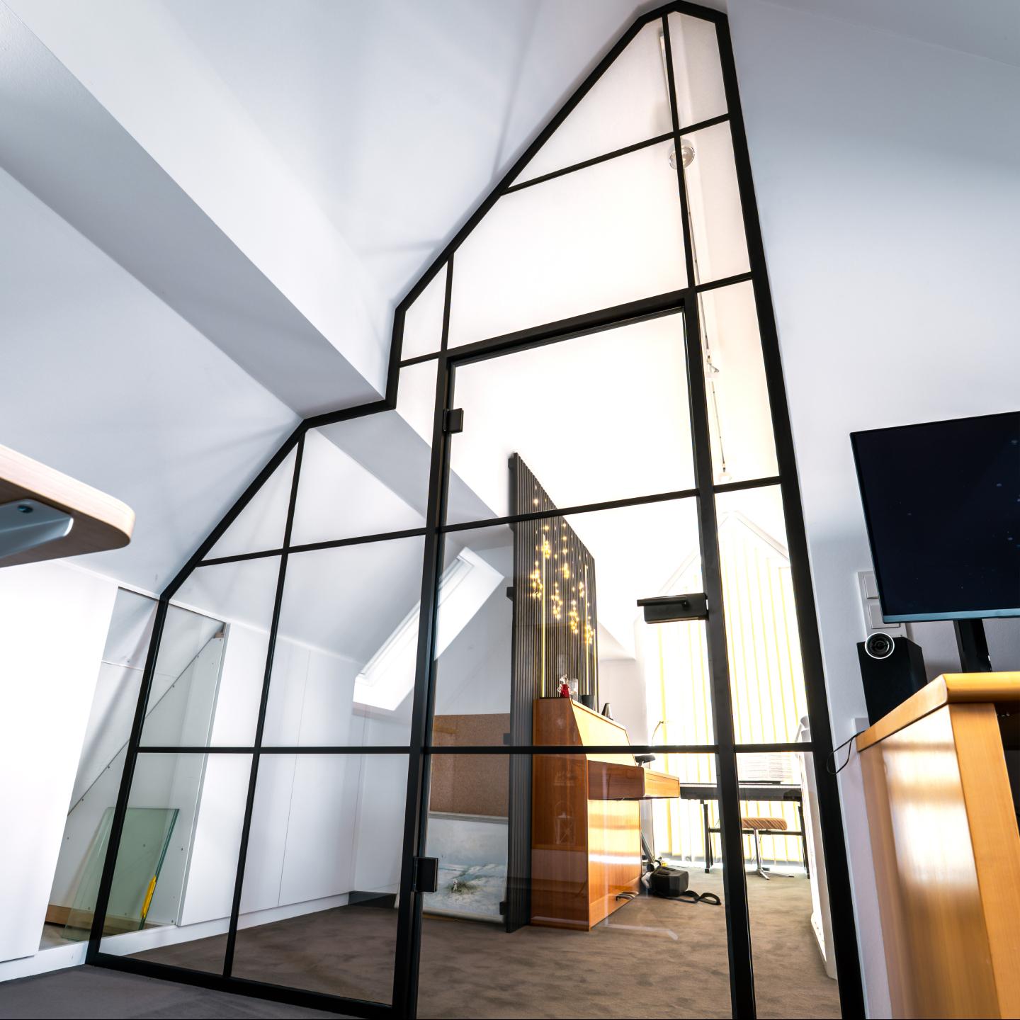 Ruhe im Dachgeschoss: Maßgefertigte Loft-Trennwand bis 3,6 m Höhe