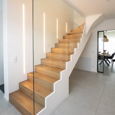 Absturzsicherung mit Einzelscheibe: Treppe sicher, Flur bleibt offen und lichtdurchflutet
