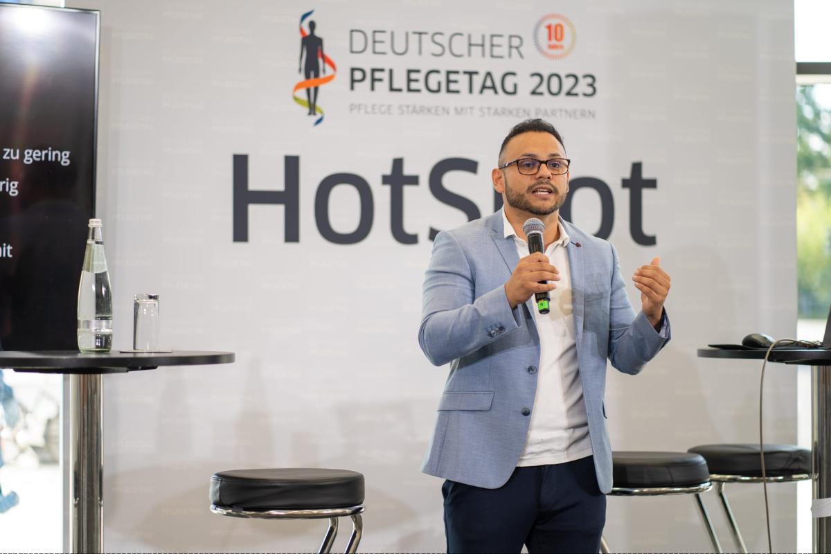 Referent präsentiert beim Deutschen Pflegetag 2023 zum Thema HotSpot.